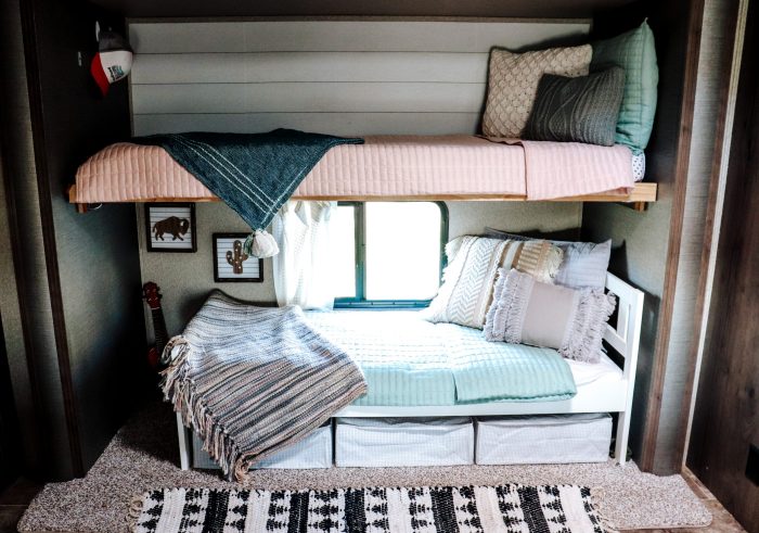 How to decorate a bedroom with bunk beds