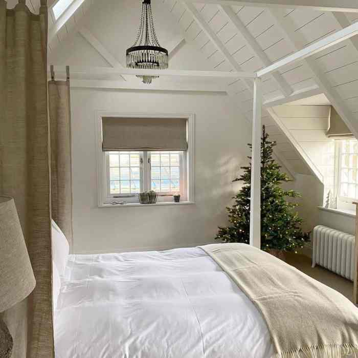 How to decorate angled vaulted ceiling bedroom