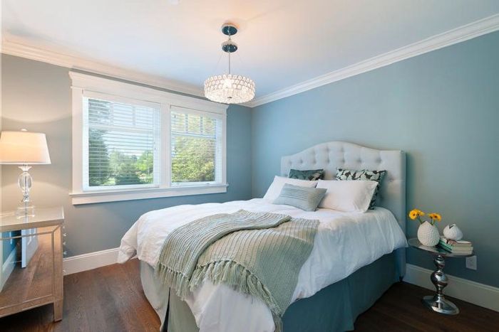 How to decorate bedroom with blue walls