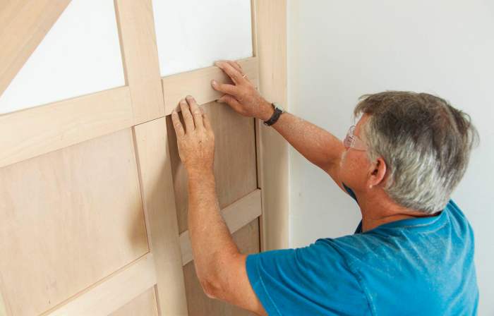 How to decorate a teenage bedroom door