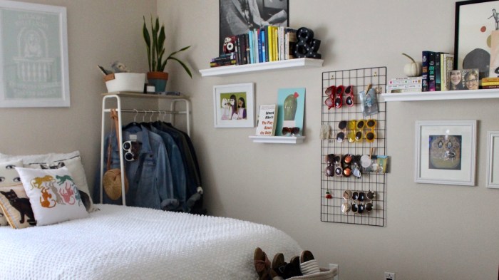 How to decorate a small apartment bedroom