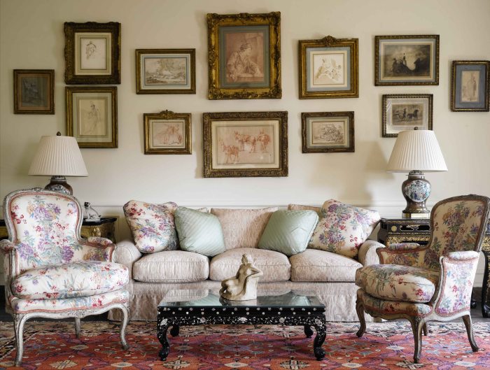 How to decorate your small drawing room