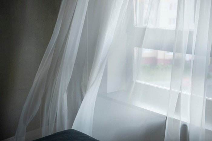 How to decorate a window with sheer curtains